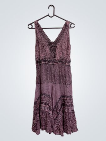 Lila ärmelloses Kleid mit Spitzenverzierungen