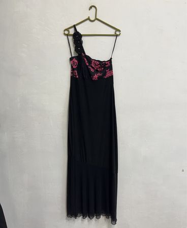 Schwarzes Maxi-Kleid mit einem Schulterriemen und pinken Blumenmotiven