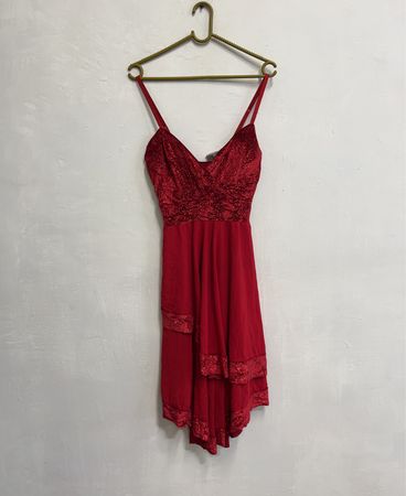 Rotes Kleid mit Glitzerdetails