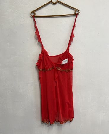Roter transparenter Babydoll mit Rüsche