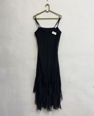 Schwarzes Spaghetti-Träger-Kleid mit Rüsche am Saum