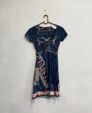 Blaues Kleid mit grafischem Druck