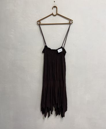 Braunes Smocked-Kleid mit asymmetrischem Saum