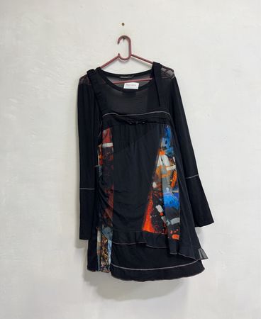 La Mode Est Fausse Schwarzes Netzüberwurfkleid mit abstraktem Druck