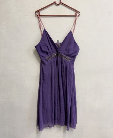 Hallo Kiss! Lila Perlenband Kleid