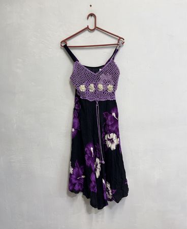 Schwarzes Blumenkleid mit lila Häkeloberteil