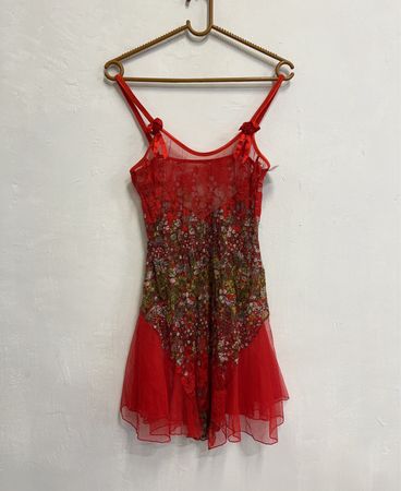 Rote Spitzen-Nachtwäsche mit Blumenmuster