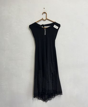 Schwarzes Kleid mit Strassdetails und Pünktchen