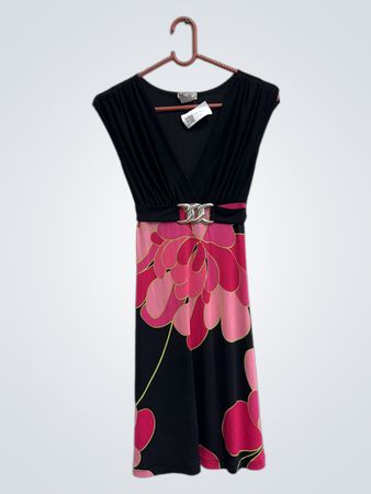 Schwarzes Kleid mit pinkem Blumenkleid