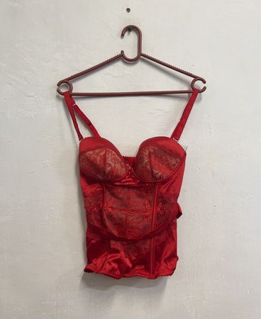 Rotes Spitzenkorsett