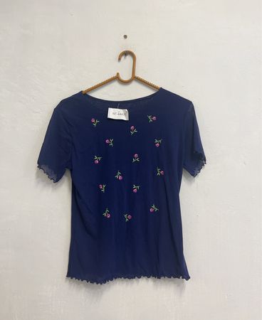 Marineblaues T-Shirt mit floralem Stickmuster