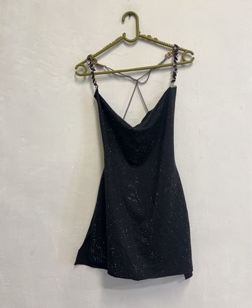 Schwarzes verziertes Minikleid mit Kettendetail