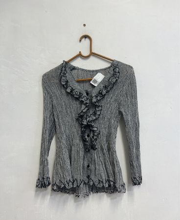 Schwarz-weiße Texturbluse mit Rüschen