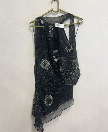 Schwarzes ärmelloses Oberteil mit floralem Druck