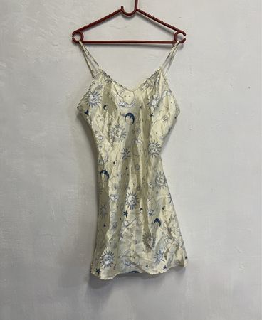 Cremfarbene Spaghettikleid mit himmlischem Druck