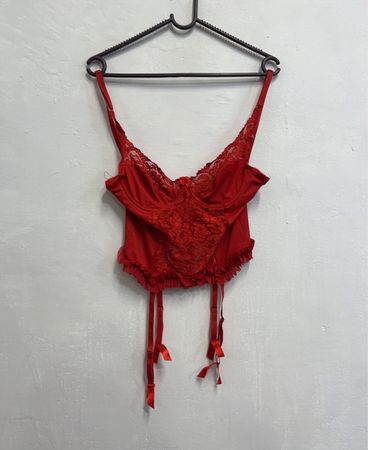 La Finessa Demure Red Corset mit Strumpfhaltern