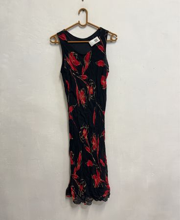 Schwarzes ärmelloses Kleid mit rot floralem Muster
