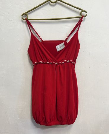 Rotes Cami mit geflochtenem Detail