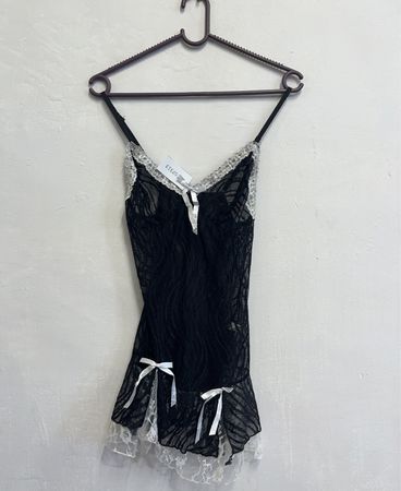 Schwarzer Spitzen Slip mit weißen Bandakzenten
