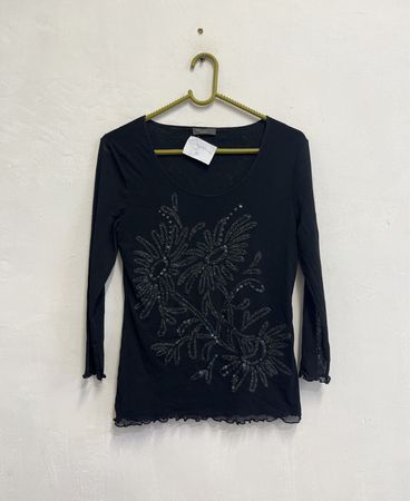 Schwarzes Langarmoberteil mit floraler Paillettenverzierung