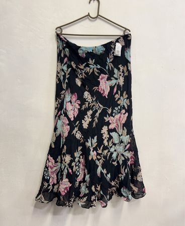 Schwarzer Midirock mit floralem Muster
