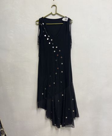 Schwarzes ärmelloses Kleid mit Paillettenverzierung