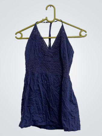Marineblaues Halterkleid mit Häkel-Details