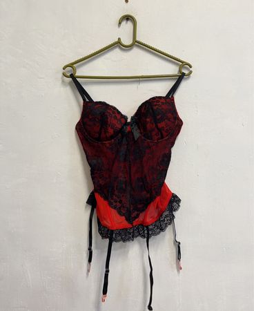 Rotes und schwarzes Spitzenkorsett