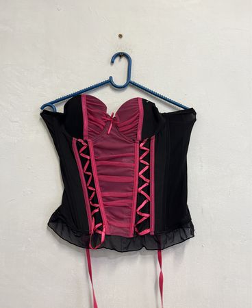 Schwarzes und pinkes Korsett