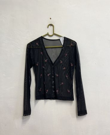 Schwarzes, transparentes Netzoberteil mit floralen Verzierungen