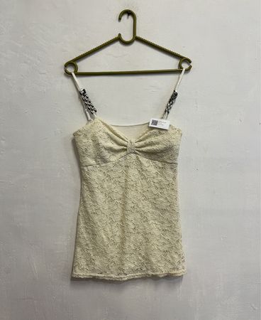 Cremetönige Spitzen-Camisole mit Kettenträgern