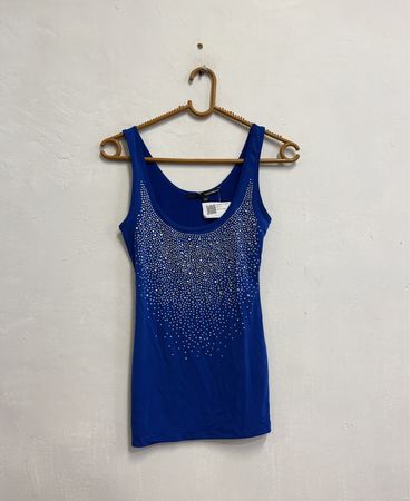 Blaue Tanktop mit Strasssteinen