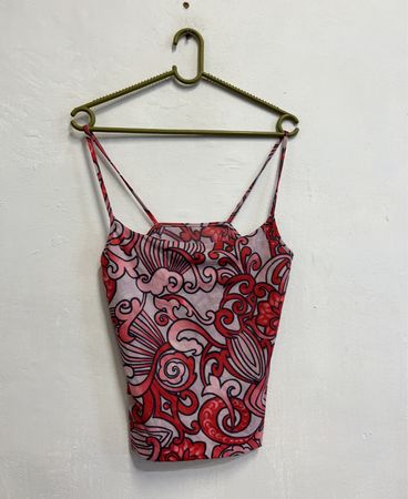 Mesh-Camisole mit rotem und pinkem Wirbelmuster