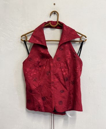 Rotes Trägershirt mit Rosenmuster