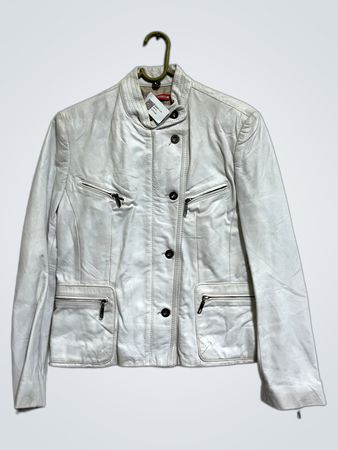 Weiße Lederjacke
