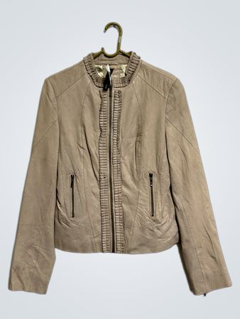 Auluna Damen Beigefarbene Lederjacke mit Rüschendetail