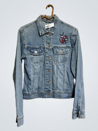 Jeansjacke mit besticktem Aufnäher