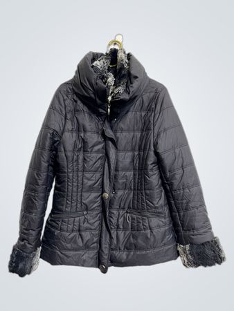 Schwarze gepolsterte Jacke mit Kunstfellbesatz