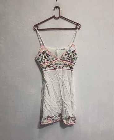Glänzendes weißes besticktes Minikleid