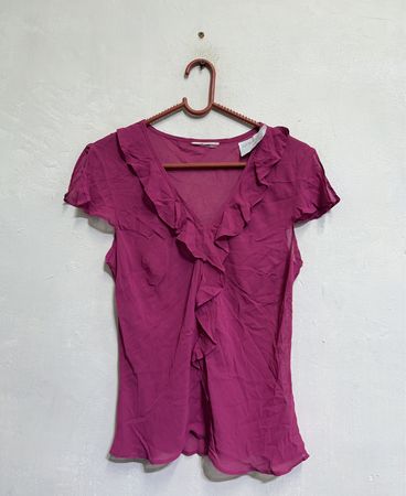 Rosa Rüschenshirt mit V-Ausschnitt