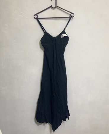 Schwarzes Kleid mit Häkel-Detail