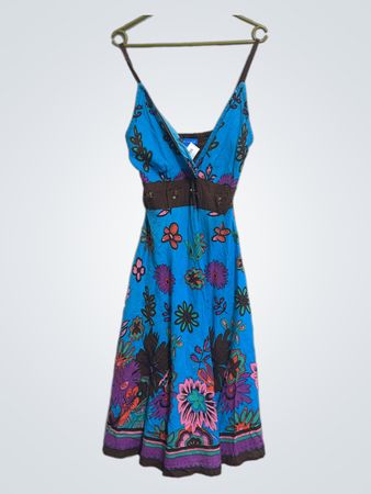 Blaues Kleid mit Blumenmuster und Spaghetti-Trägern