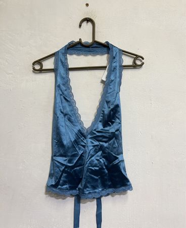 Blaues satinbesetztes Halftertop mit Spitze