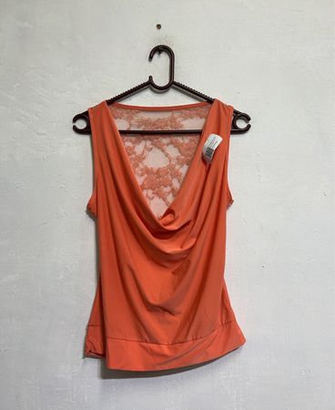 Korallfarbener ärmelloser Top mit Cowl-Neck und Spitzenrückseite
