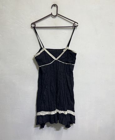 Schwarzes Cami-Kleid mit weißer Spitzenborte