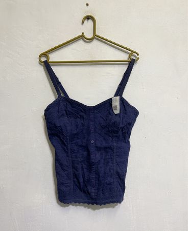 Blaue bestickte Knopfleiste-Camisole