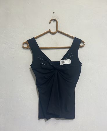 Schwarzes Tanktop mit Strasssteinen und verdrehtem Vorderteil