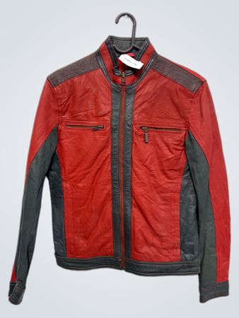 Rote und schwarze Lederjacke