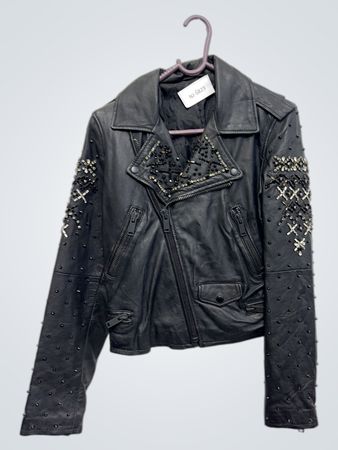 Schwarze Lederjacke mit Nieten und Verzierungen