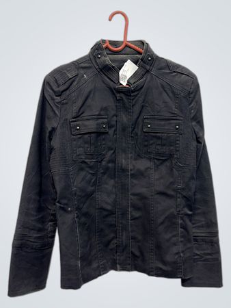 Schwarze Jacke mit NJ-6107 Etikett